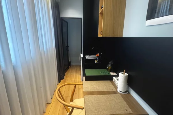 Shtepi ne shitje Apartament ne Tirane, Garsoniere, Mobilimi E mobiluar, Pagesa 140,000  Euro.