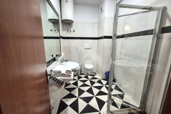 Shtepi me qera Apartament ne Tirane, 2+1, Mobilimi E mobiluar, Pagesa 1,300  Euro.