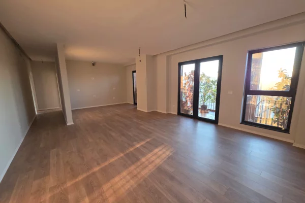 Ambiente Commerciale in Affitto 2+1 a Tirana - 1,800 Euro