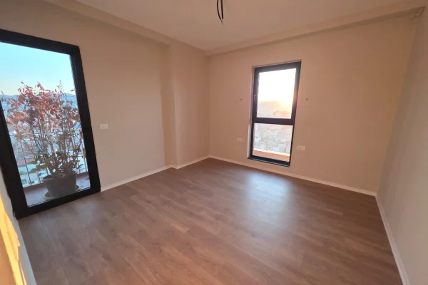 Ambiente Commerciale in Affitto 2+1 a Tirana - 1,800 Euro