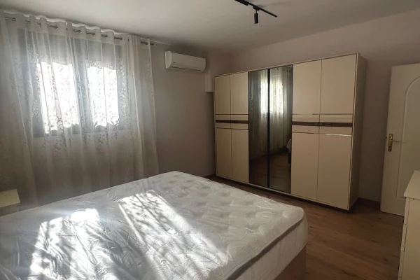 Shtepi me qera Apartament ne Tirane, 2+1, Mobilimi E mobiluar, Pagesa 800  Euro.