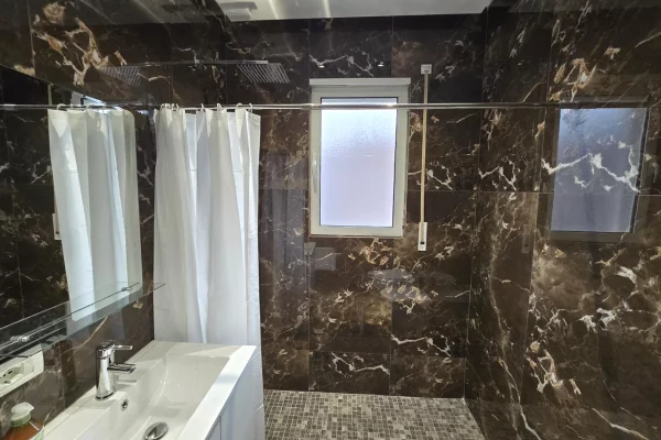 Shtepi ne shitje Apartament ne Tirane, 2+1, Mobilimi E mobiluar, Pagesa 210,000  Euro.