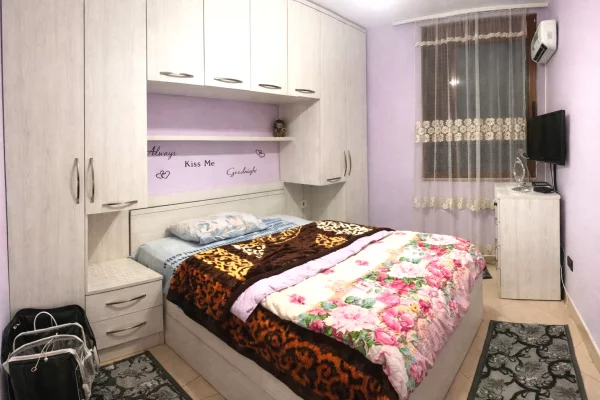 Shtepi me qera Apartament ne Tirane, 2+1, Mobilimi E mobiluar, Pagesa 600  Euro.