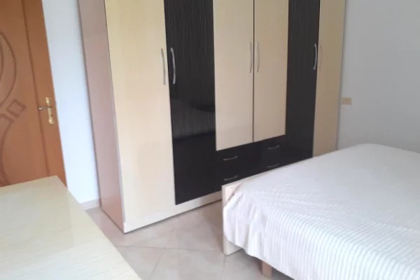 Shtepi me qera Apartament ne Tirane, 1+1, Mobilimi E mobiluar, Pagesa 400  Euro.