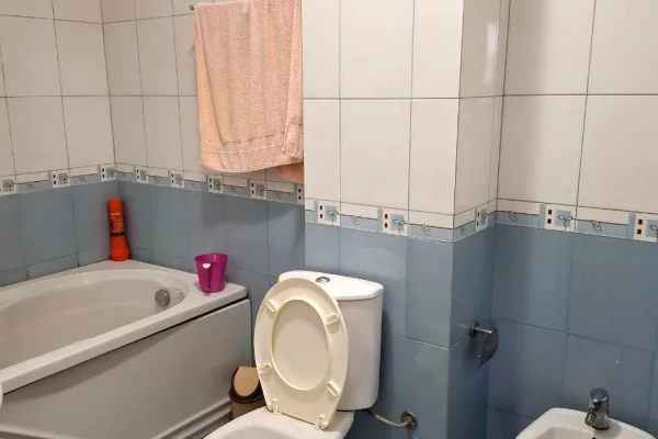 Shtepi me qera Apartament ne Tirane, 2+1, Mobilimi E mobiluar, Pagesa 70,000  Leke.