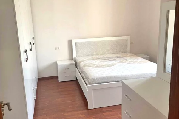 Shtepi me qera Apartament ne Tirane, 2+1, Mobilimi E mobiluar, Pagesa 450  Euro.