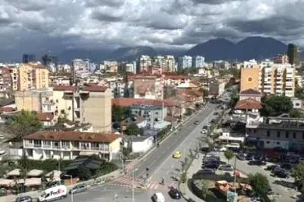 Apartament 1+1 me qira – Komuna e Parisit!