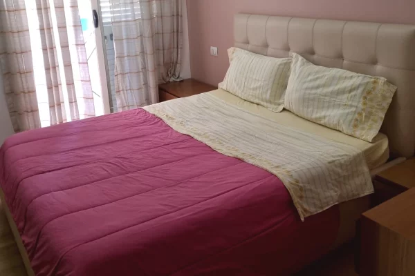 Shtepi me qera Apartament ne Tirane, 2+1, Mobilimi E mobiluar, Pagesa 600  Euro.