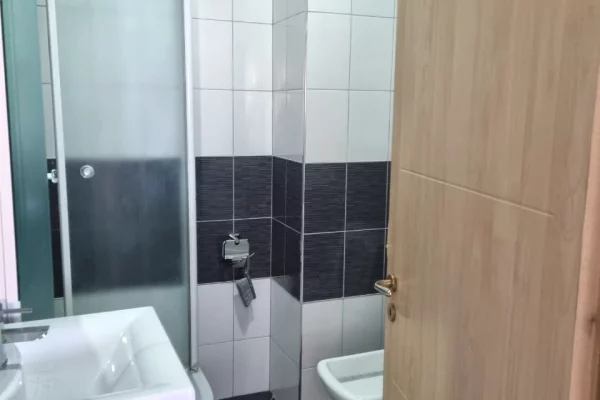 Shtepi me qera Apartament ne Tirane, 2+1, Mobilimi E mobiluar, Pagesa 600  Euro.