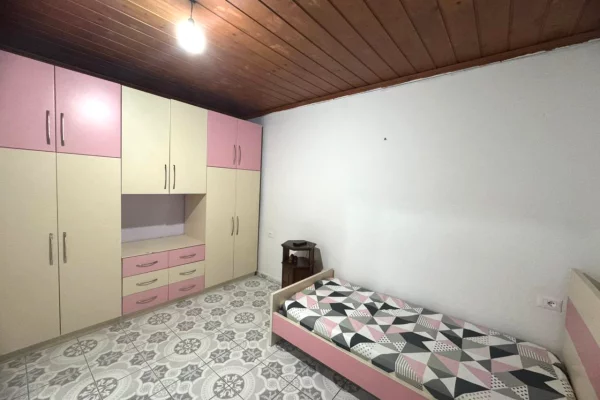 Shtepi me qera Apartament ne Tirane, 2+1, Mobilimi E mobiluar, Pagesa 400  Euro.