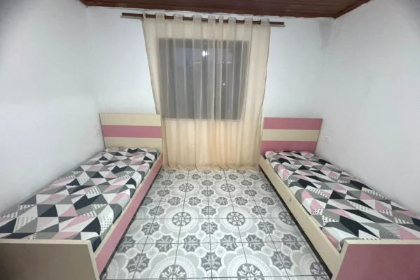 Shtepi me qera Apartament ne Tirane, 2+1, Mobilimi E mobiluar, Pagesa 400  Euro.