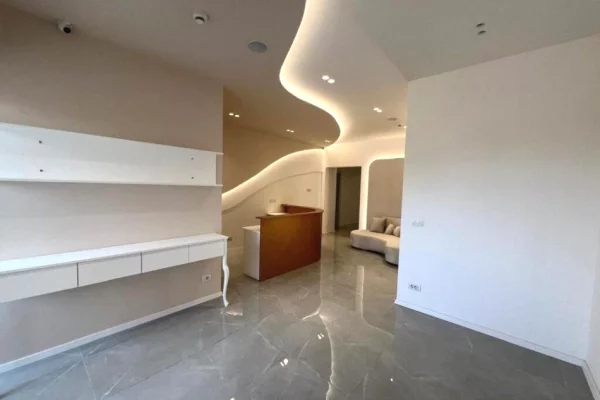 Ambient biznesi me qera 4+1 ne Tirane - 1,600 Euro