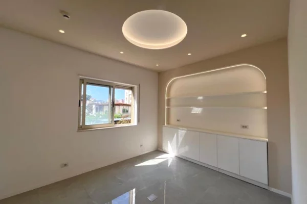 Ambient biznesi me qera 4+1 ne Tirane - 1,600 Euro