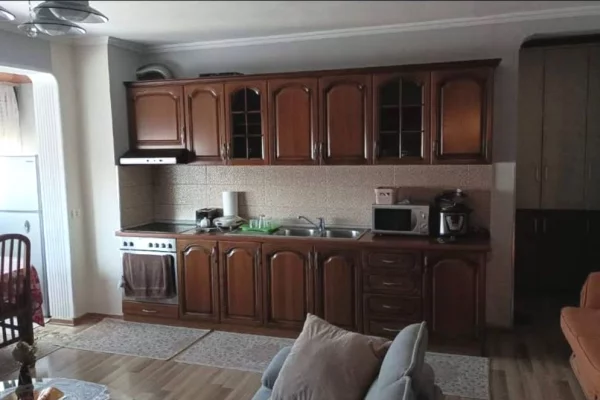 Shtepi me qera Apartament ne Tirane, 2+1, Mobilimi E mobiluar, Pagesa 600  Euro.