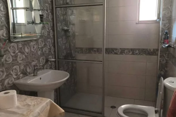 Shtepi me qera Apartament ne Tirane, 2+1, Mobilimi E mobiluar, Pagesa 600  Euro.