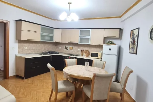 Shtepi me qera Apartament ne Tirane, 2+1, Mobilimi E mobiluar, Pagesa 660  Euro.