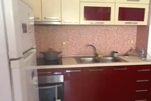 Shtepi me qera Apartament ne Tirane, 2+1, Mobilimi E mobiluar, Pagesa 350  Euro.