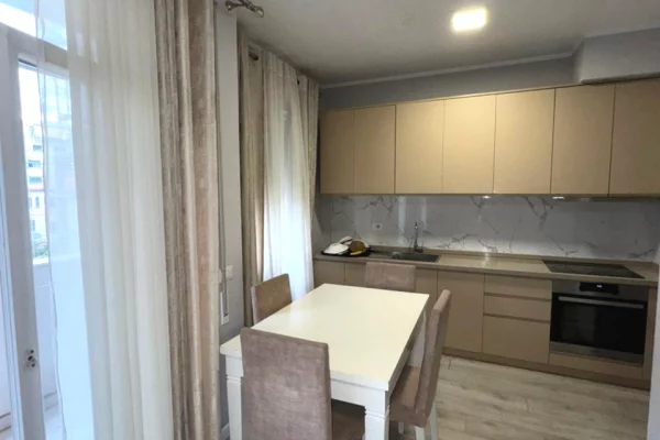 Shtepi ne shitje Apartament ne Tirane, 1+1, Mobilimi Bosh, pa mobiluar, Pagesa 133,000  Euro.