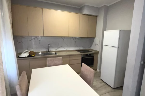 Shtepi ne shitje Apartament ne Tirane, 1+1, Mobilimi Bosh, pa mobiluar, Pagesa 133,000  Euro.
