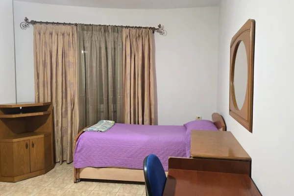 Shtepi me qera Apartament ne Tirane, 2+1, Mobilimi E mobiluar, Pagesa 550  Euro.
