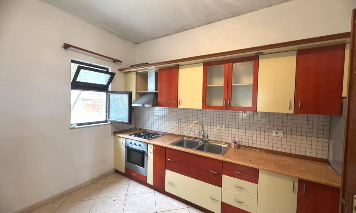 Shtepi me qera Apartament ne Tirane, 3+1, Mobilimi E mobiluar, Pagesa 450  Euro.