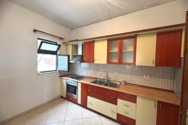 Shtepi me qera 3+1 ne Tirane - 450 Euro