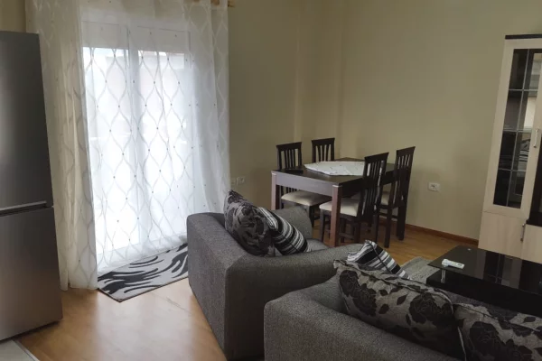 Shtepi me qera Apartament ne Tirane, 2+1, Mobilimi E mobiluar, Pagesa 400  Euro.