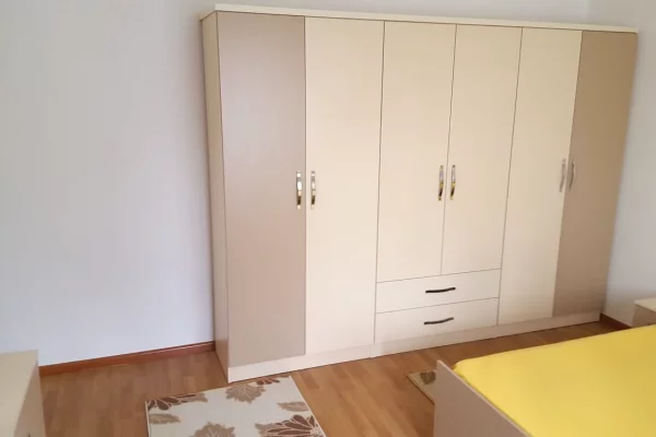 Shtepi me qera Apartament ne Tirane, 2+1, Mobilimi E mobiluar, Pagesa 400  Euro.