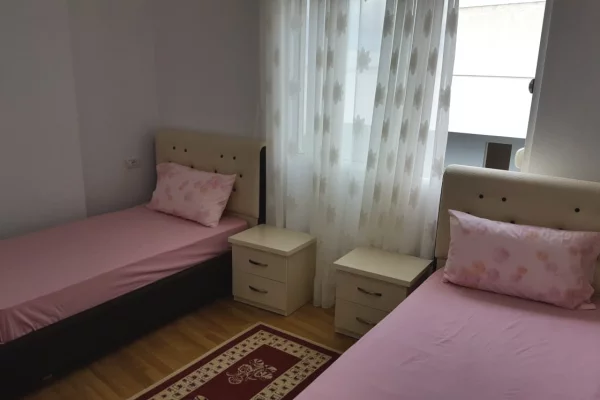 Shtepi me qera Apartament ne Tirane, 2+1, Mobilimi E mobiluar, Pagesa 400  Euro.