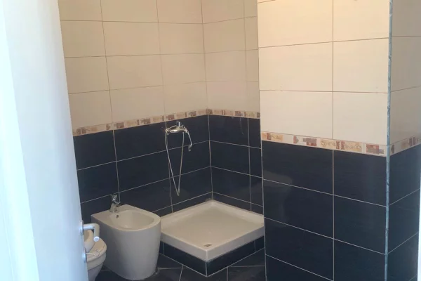 Appartamento in vendita a Tirana 2+1, SemiArredato