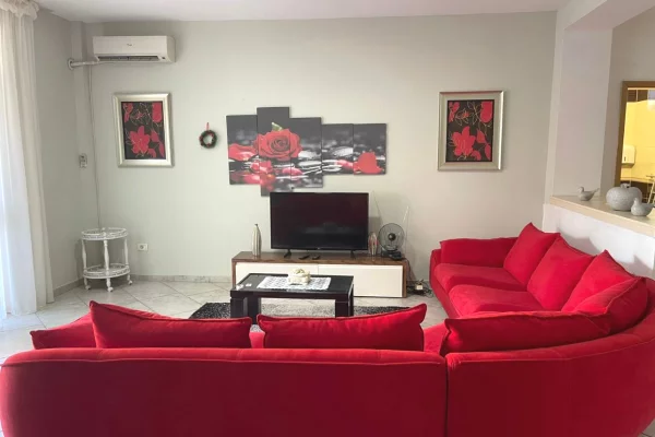Jepet me Qera Apartament 2+1+2 tek Shkolla e Kuqe !