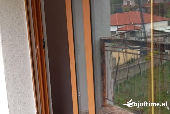 Shtepi ne shitje Papafingo(kati i catise) ne Fier, 1+1, Mobilimi Bosh, pa mobiluar, Pagesa 18,500  Euro.