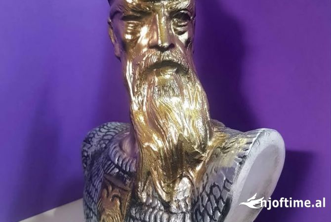 PORTRETI "SKENDERBEU" permasa 37cm me 26cm . Cmimi 30 mij lek te vjetra.