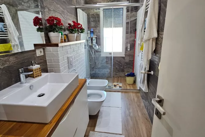 Shtepi me qera Apartament ne Tirane, 2+1, Mobilimi E mobiluar, Pagesa 900  Euro.