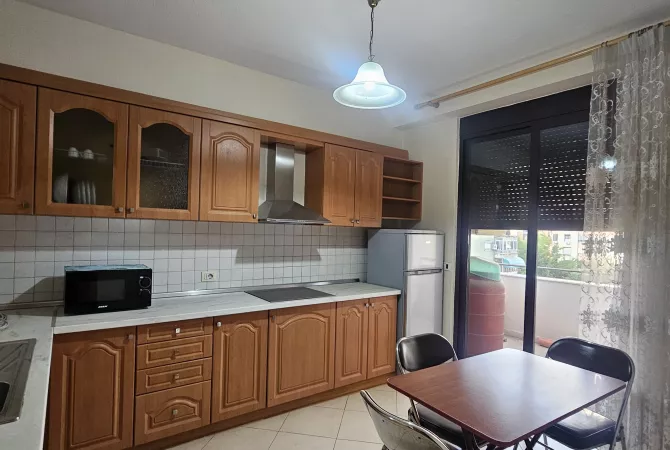 Jepet me qira apartament per zyra I ndare ne 3 ambiente pune+ guzhine me vete cmimi :65.000 lek/muaj