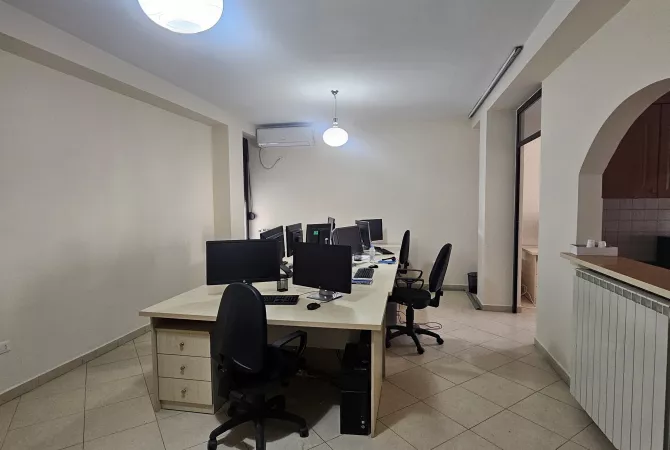 Ambient biznesi me qera 1+1 ne Tirane - 65,000 Leke