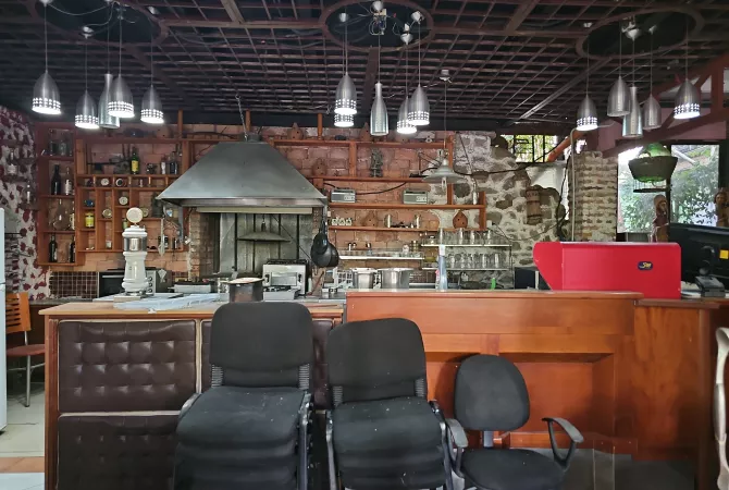 Jepet me Qira PRONE UNIKE PER ATA QE E JA DINE VLEREN Ambient per: LOKAL/RESTORANT- cmimi 3000 euro