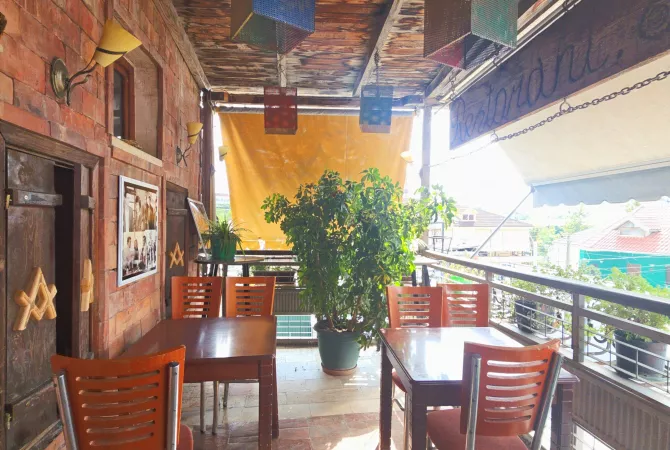 Jepet me Qira PRONE UNIKE PER ATA QE E JA DINE VLEREN Ambient per: LOKAL/RESTORANT- cmimi 3000 euro