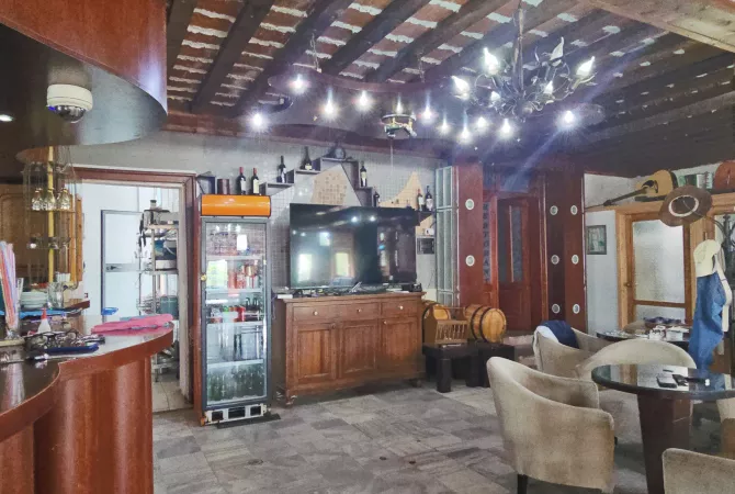 Jepet me Qira PRONE UNIKE PER ATA QE E JA DINE VLEREN Ambient per: LOKAL/RESTORANT- cmimi 3000 euro