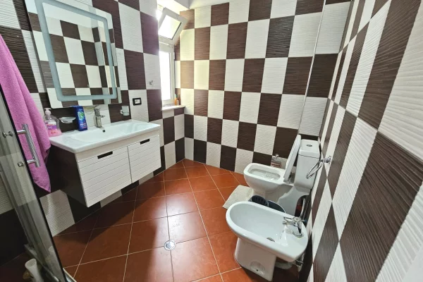 Shtepi me qera 2+1 ne Tirane - 800 Euro