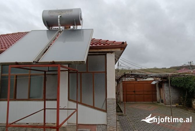 Shtepi ne shitje Shtepi Private ne Korce, 2+1, Mobilimi E mobiluar, Pagesa 60,000  Euro.