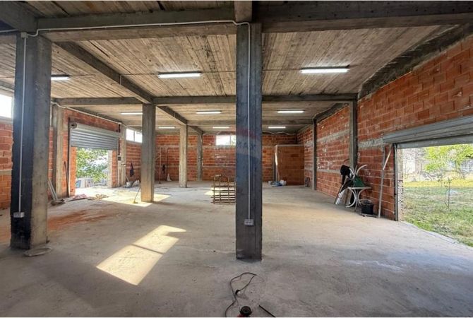 Ambient biznesi me qera 3+1 ne Tirane - 150,000 Leke