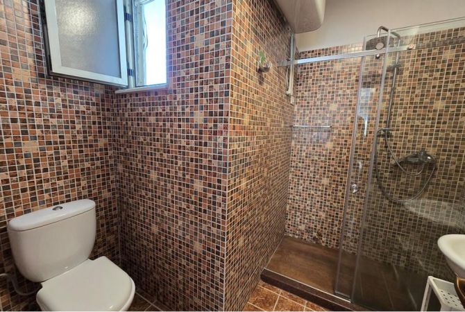 Shtepi me qera Apartament ne Tirane, 2+1, Mobilimi E mobiluar, Pagesa 1,000  Euro.