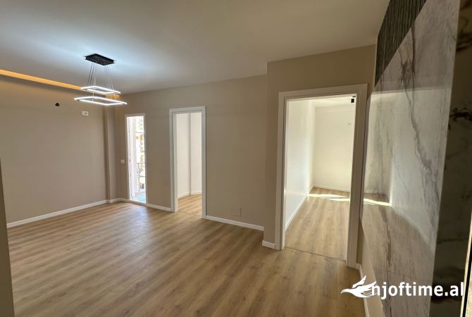 Shtepi ne shitje Apartament ne Tirane, 2+1, Mobilimi Bosh, pa mobiluar, Pagesa 195,000  Euro.