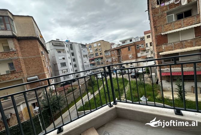 Shtepi me qera Apartament ne Tirane, Garsoniere, Mobilimi Bosh, pa mobiluar, Pagesa 450  Euro.