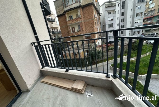 Shtepi me qera Apartament ne Tirane, Garsoniere, Mobilimi Bosh, pa mobiluar, Pagesa 450  Euro.