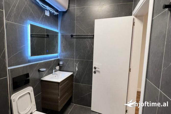 Zyre per Qira ne Pazarin e Ri, Tirane