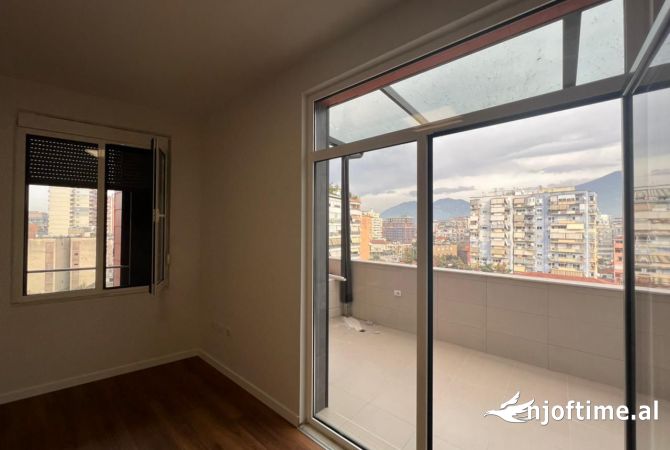 Zyre per Qira ne Pazarin e Ri, Tirane