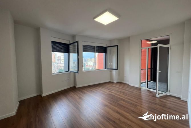 Ambient biznesi me qera 3+1 ne Tirane - 1,800 Euro
