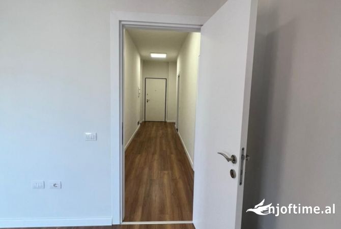 Zyre per Qira ne Pazarin e Ri, Tirane